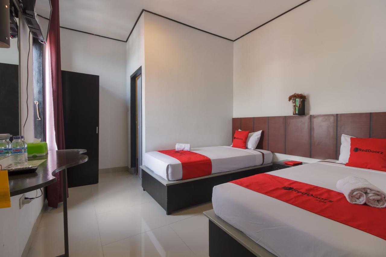 Reddoorz Near Jalan Sudirman Padang Hotel Екстериор снимка
